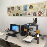 Notiamo anche una moderna stampante 3D, affiancata a un pc a disposizione dei visitatori...